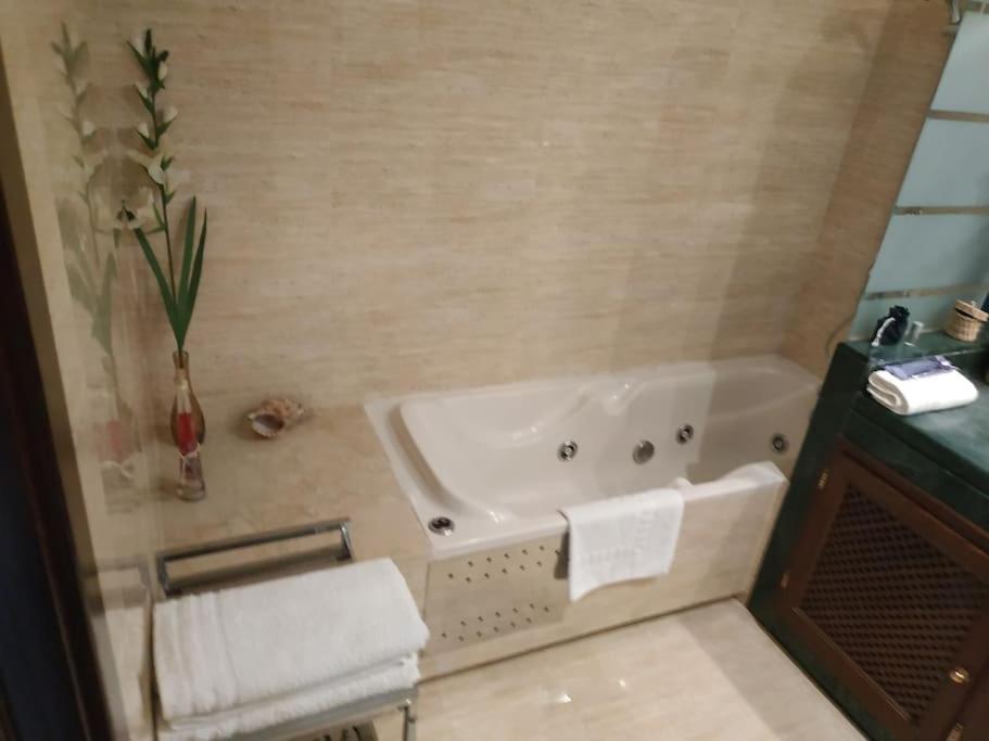 Luxury With Sea Views, Golf, Gym, Spa, 7 Pools Appartement
