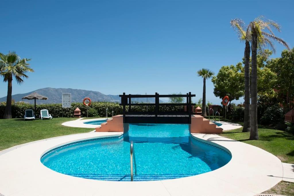 Apartment Luxury With Sea Views, Golf, Gym, Spa, 7 Pools